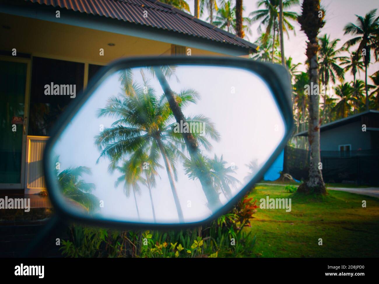 Rétroviseur intérieur à fogged d'un scooter loué tôt le matin, à l'hébergement de bungalow budget dans la station extrême-Orient, île de Koh Kood, Thaïlande Banque D'Images Rétroviseur intérieur à fogged d'un scooter loué tôt le matin, à l'hébergement de bungalow budget dans la station extrême-Orient, île de Koh Kood, Thaïlande Banque D'Images
