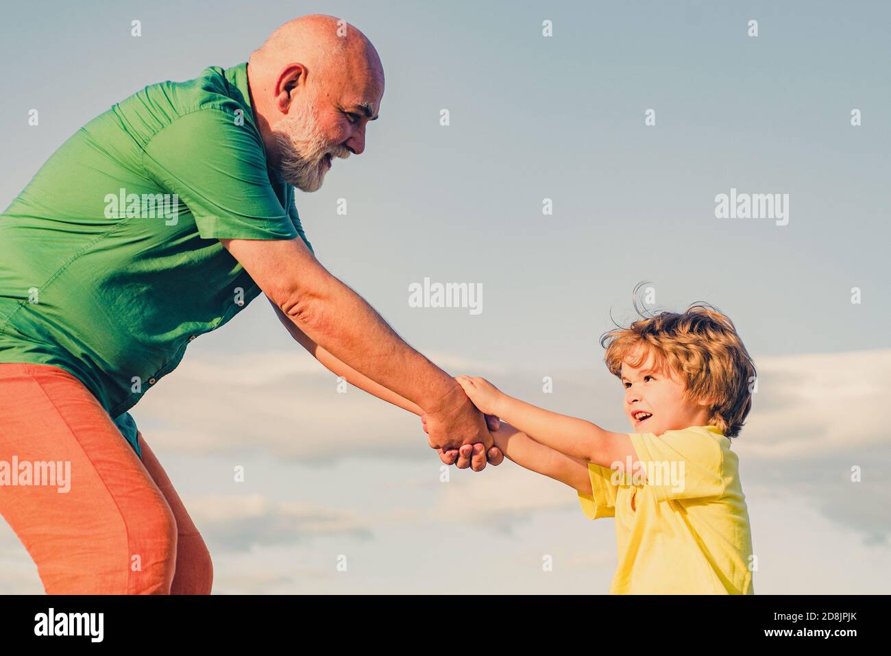 Les parents trouvent souvent difficile de faire face à des enfants indisciplinés. Ce gamin méchant demande constamment de nouveaux jouets. Une source assez commune de mauvais comportement est Banque D'Images