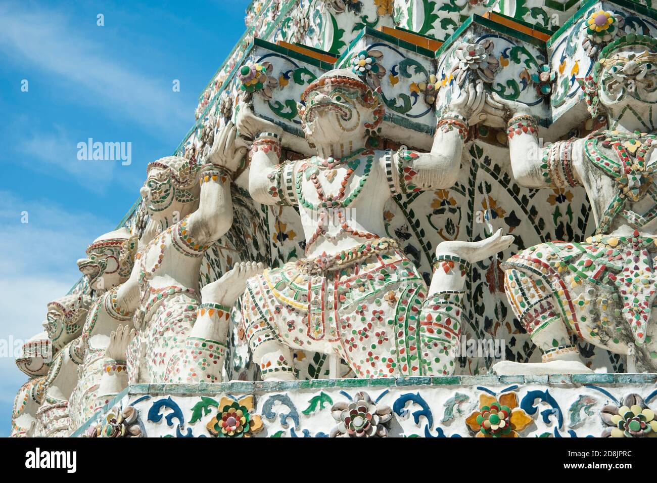 Wat Arun ou Temple de l'Aube, singes au pied du prang principal, décoration, Bangkok Thaïlande Banque D'Images