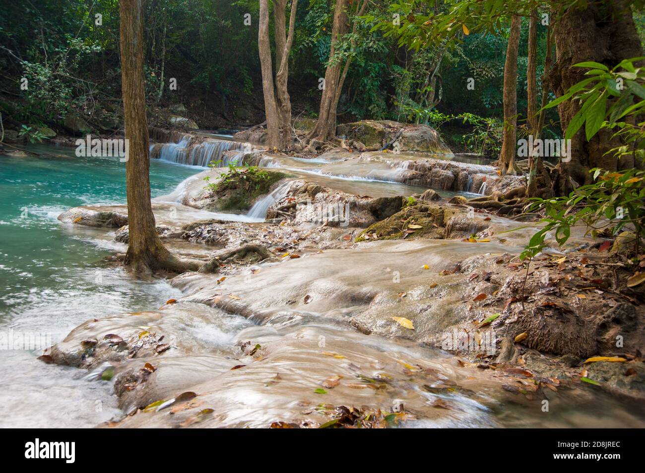 Cascade d'Erawan, cascades d'eau bleue étonnante à travers la jungle à l'un des sept niveaux, Erawan, province de Kanchanaburi, Thaïlande Banque D'Images Cascade d'Erawan, cascades d'eau bleue étonnante à travers la jungle à l'un des sept niveaux, Erawan, province de Kanchanaburi, Thaïlande Banque D'Images