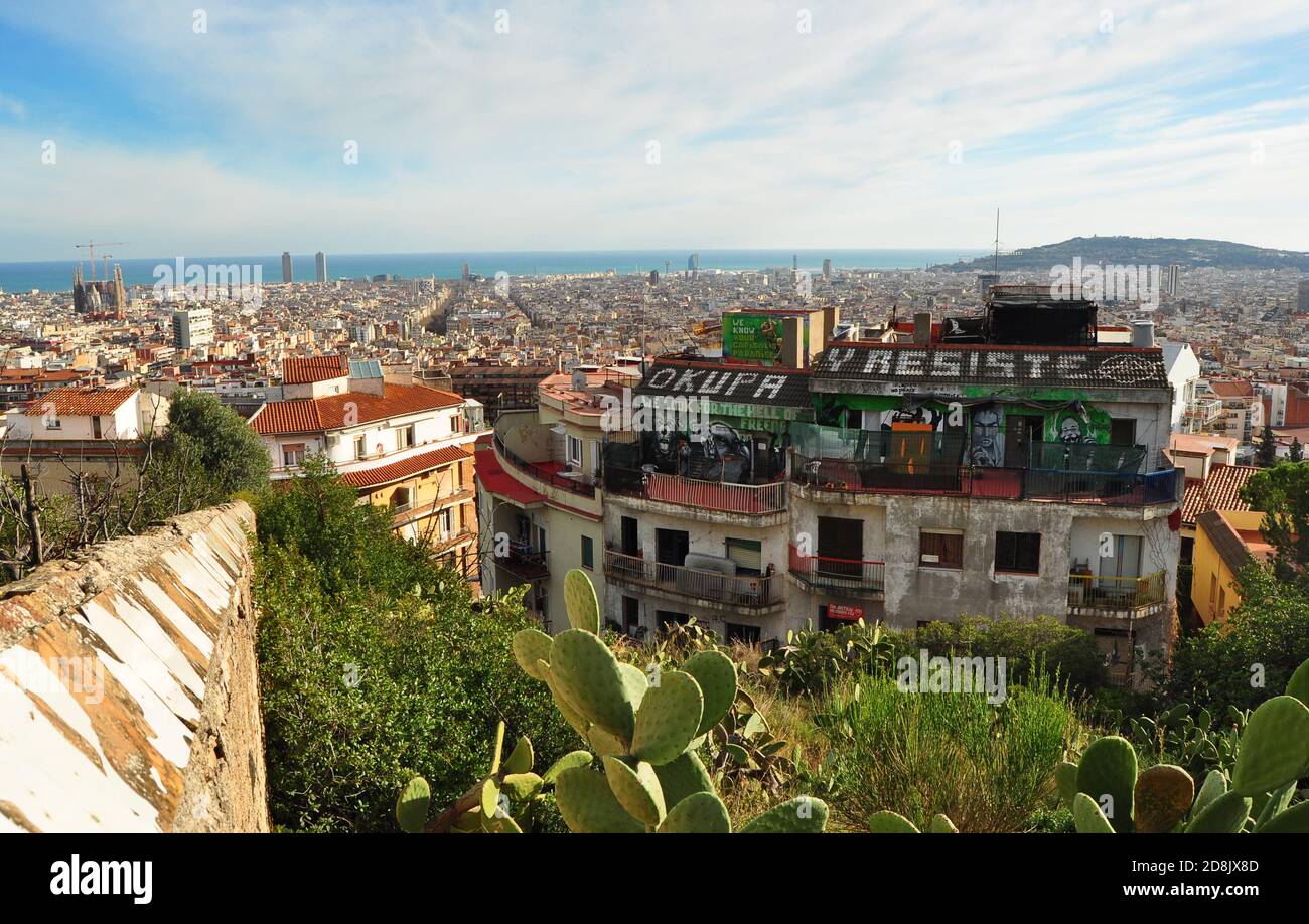 Vue sur Barcelone et l'ancien bâtiment en délire utilisé pour les squatting, Barcelone, Espagne Banque D'Images Vue sur Barcelone et l'ancien bâtiment en délire utilisé pour les squatting, Barcelone, Espagne Banque D'Images