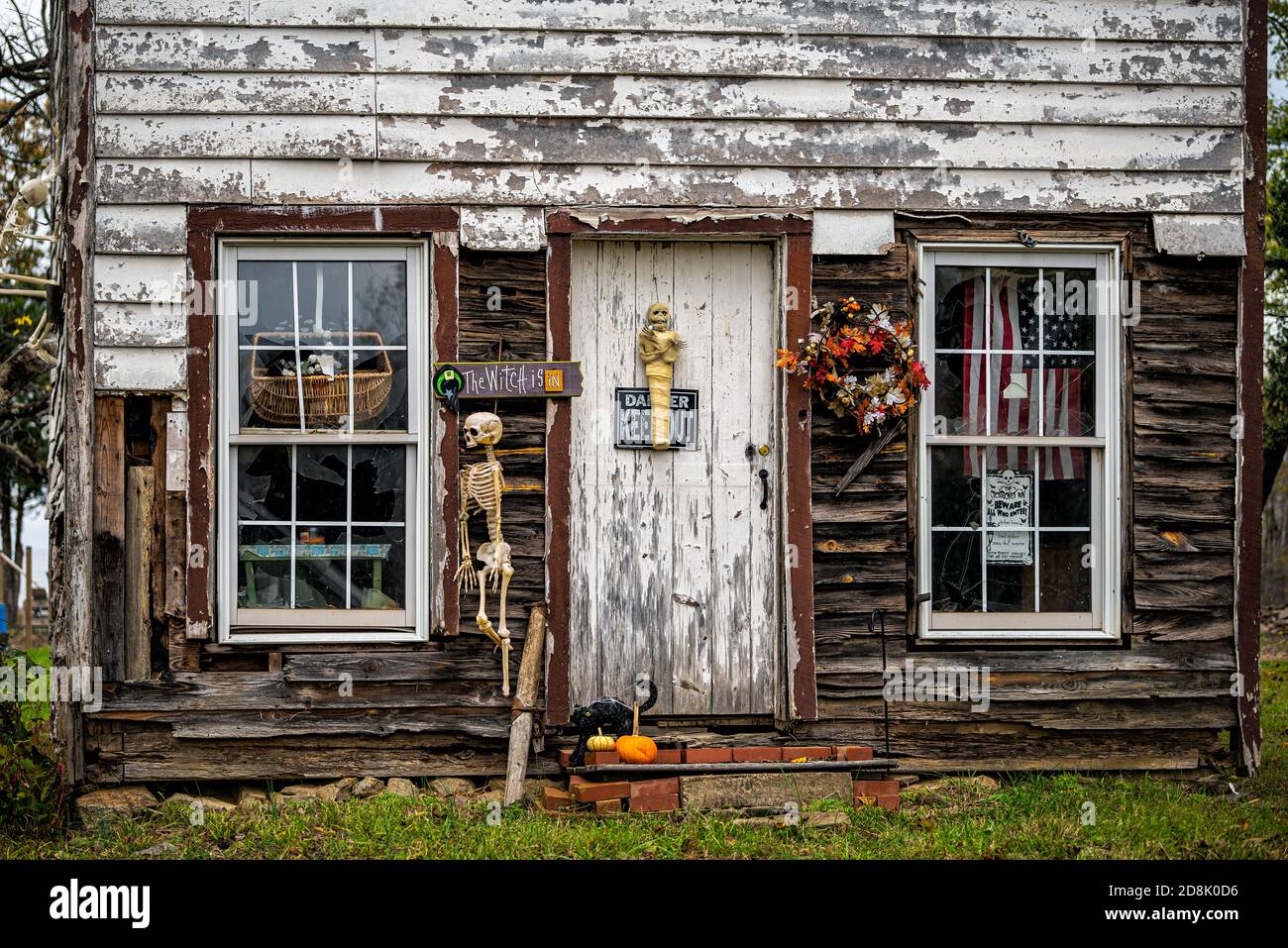 Washington, États-Unis - 27 octobre 2020: Maison hantée bâtiment d'amusement appelé Crossbone inn avec des squelettes et Halloween décorations de vacances, Wi cassé Banque D'Images