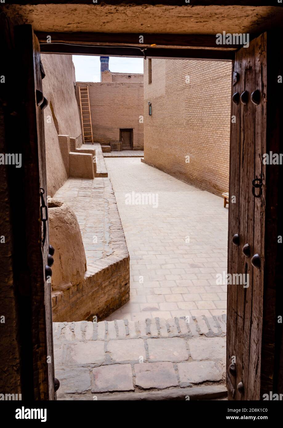Ancienne porte en bois menant à la ruelle de Khiva Banque D'Images