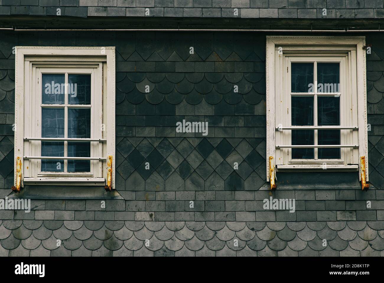 fenêtres sur façade grise-etretat-normandie Banque D'Images