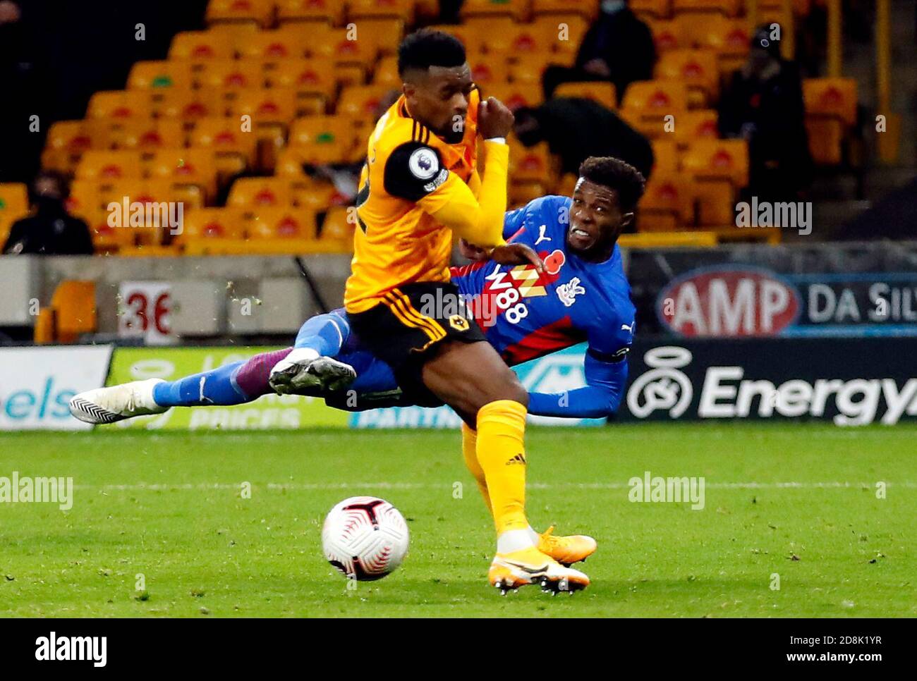 Wilfried Zaha, du Crystal Palace, tente de réaliser un tir au but lors du match de la Premier League à Molineux, Wolverhampton. Banque D'Images