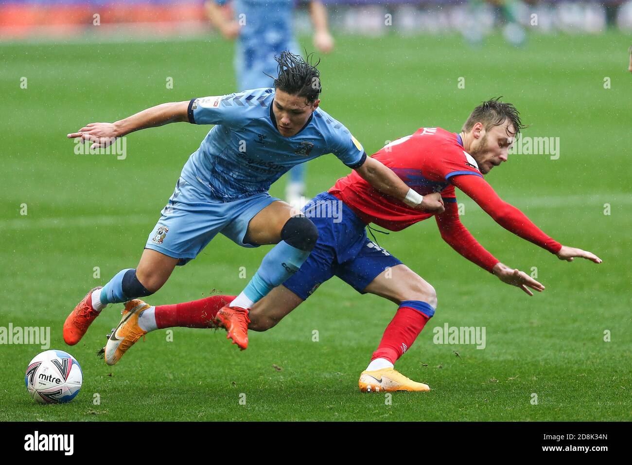 Callum Oare (11) de Coventry City est fouillé par Tom Trybull (19) de Blackburn Rovers Banque D'Images