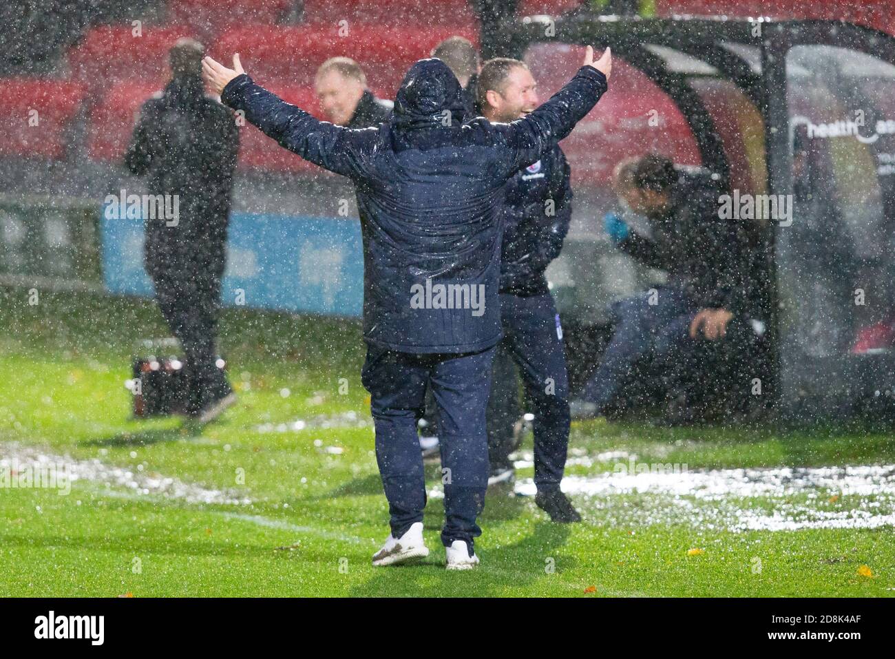 John Yems, directeur de Crawley Town, interjette appel sous la pluie Banque D'Images