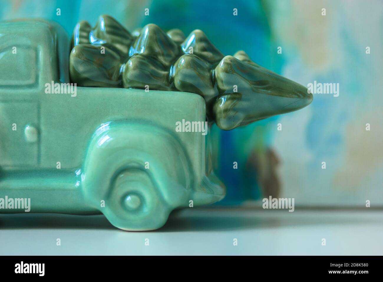Arbre du nouvel an dans le coffre d'une voiture d'époque, arrière-plan de Noël Banque D'Images