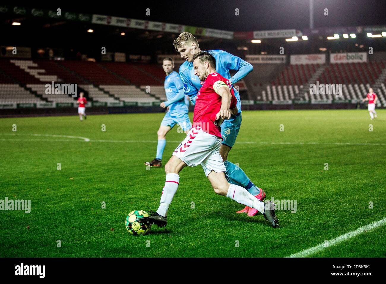 Vejle, Danemark. 30 octobre 2020. Simon Piesinger (8) de Randers FC et Jacob Schoop (20) de Vejle vu pendant le match 3F Superliga entre Vejle Boldklub et Randers FC à Vejle Stadion à Vejle. (Crédit photo : Gonzales photo/Alamy Live News Banque D'Images