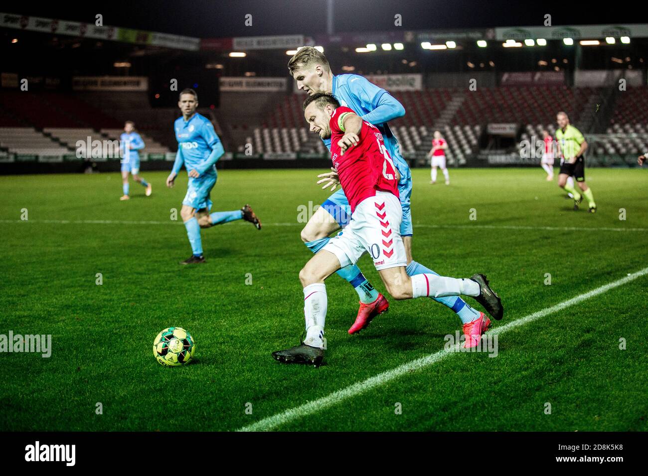 Vejle, Danemark. 30 octobre 2020. Simon Piesinger (8) de Randers FC et Jacob Schoop (20) de Vejle vu pendant le match 3F Superliga entre Vejle Boldklub et Randers FC à Vejle Stadion à Vejle. (Crédit photo : Gonzales photo/Alamy Live News Banque D'Images