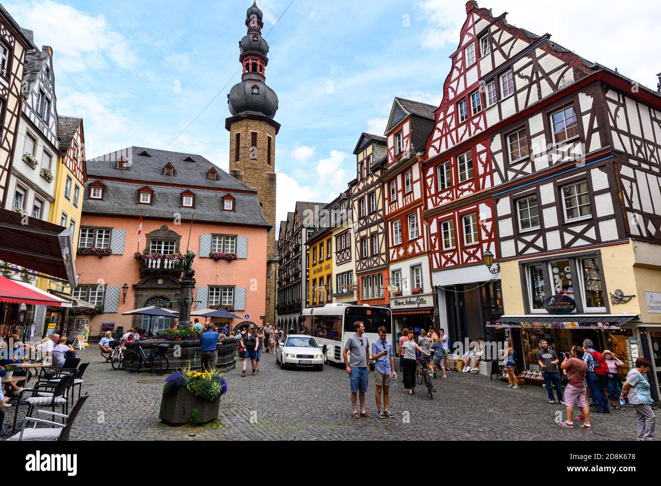 18 juillet 2020 : Cochem. Belle ville historique sur la romantique Moselle, la Moselle. Vue sur la ville, place du marché, église, maison à colombages, maisons. Rhinel Banque D'Images