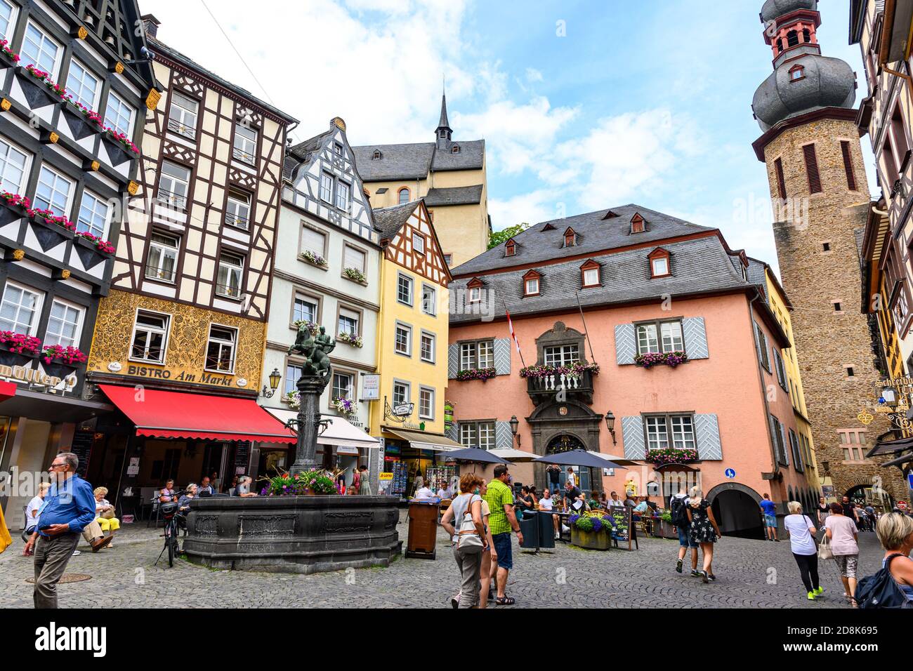 18 juillet 2020 : Cochem. Belle ville historique sur la romantique Moselle, la Moselle. Vue sur la ville, place du marché, église, maison à colombages, maisons. Rhinel Banque D'Images