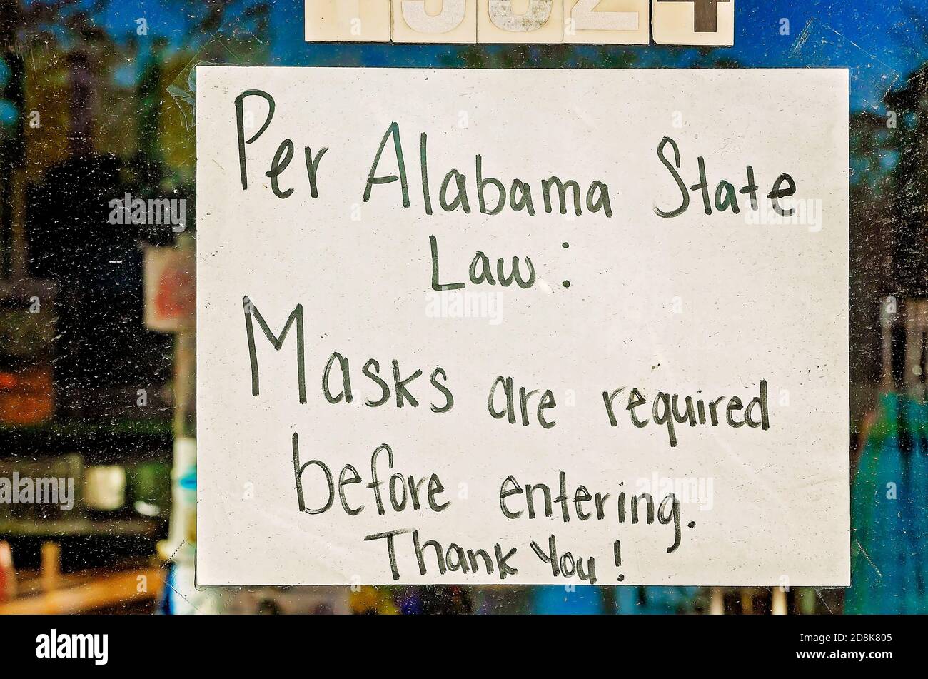 Un panneau doit être doté de masques avant d'entrer dans une entreprise en raison de la pandémie COVID-19, le 29 octobre 2020, à Citronelle, en Alabama. Banque D'Images