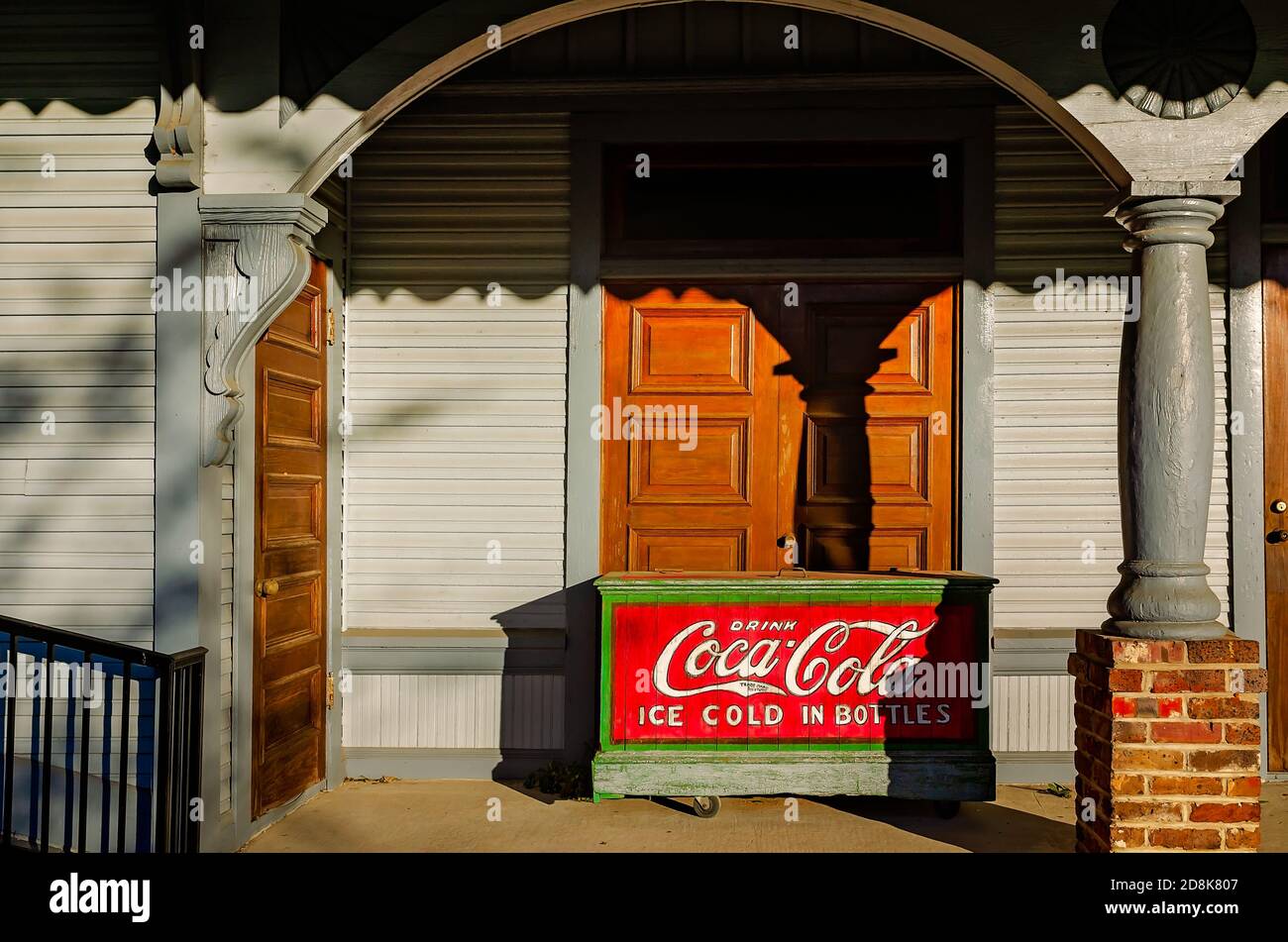 Une ancienne glacière Coca-Cola en bois se trouve à l'extérieur du musée Citronelle Depot, le 29 octobre 2020, à Citronelle, en Alabama. Le musée, construit en 1908, était autrefois Banque D'Images