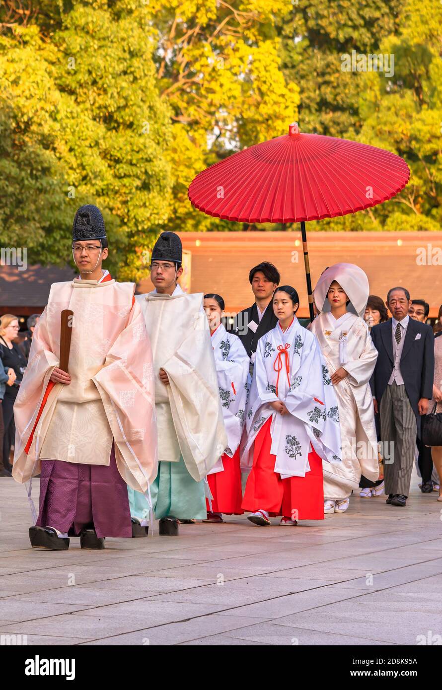 tokyo, japon - octobre 10 2019 : des foules photographiant un mariage japonais traditionnel où des prêtres portant des chapeaux eboshi et des jeunes Maidens Miko guident bri Banque D'Images