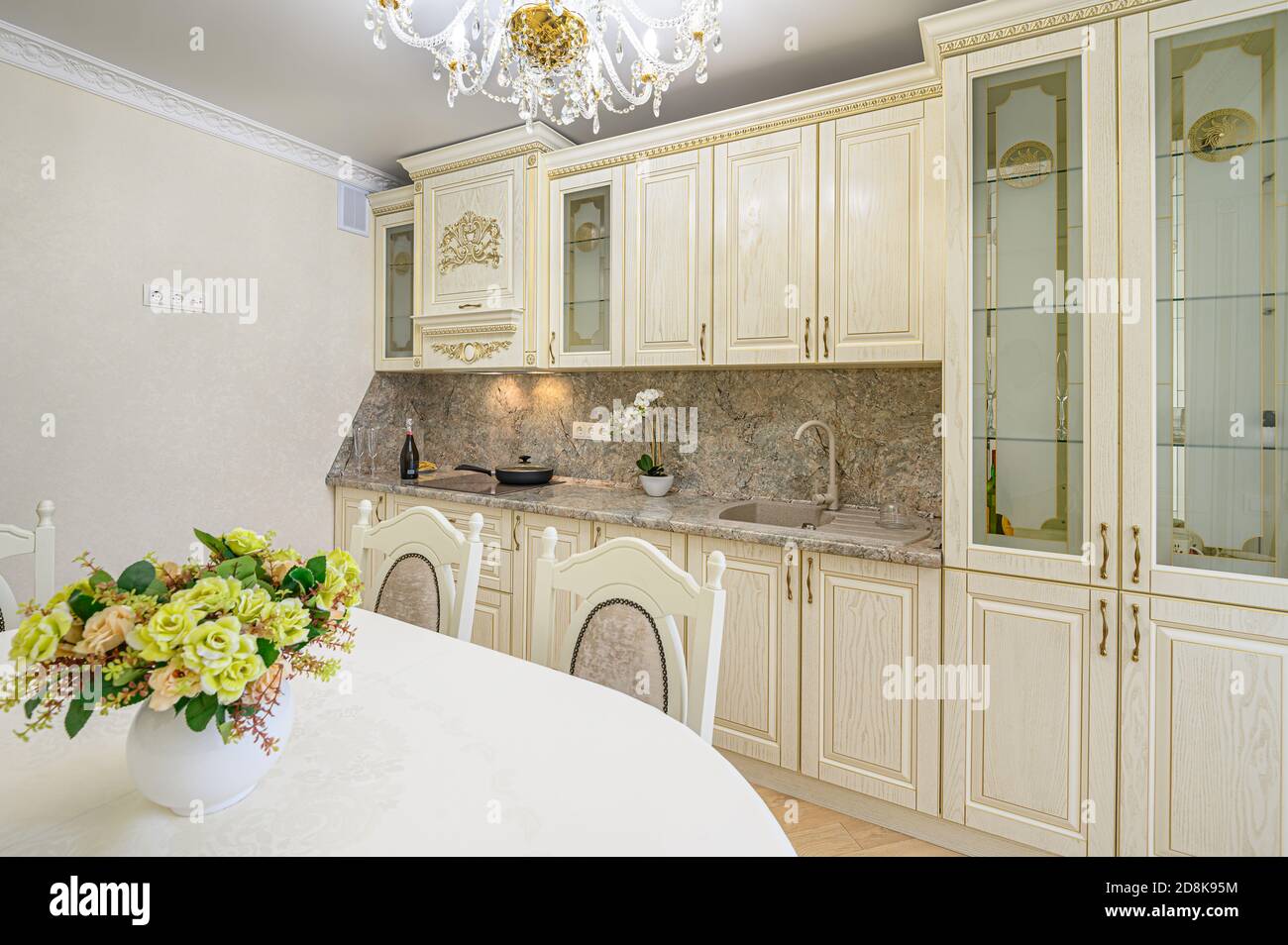 Intérieur luxueux et moderne de cuisine beige néoclassique Banque D'Images