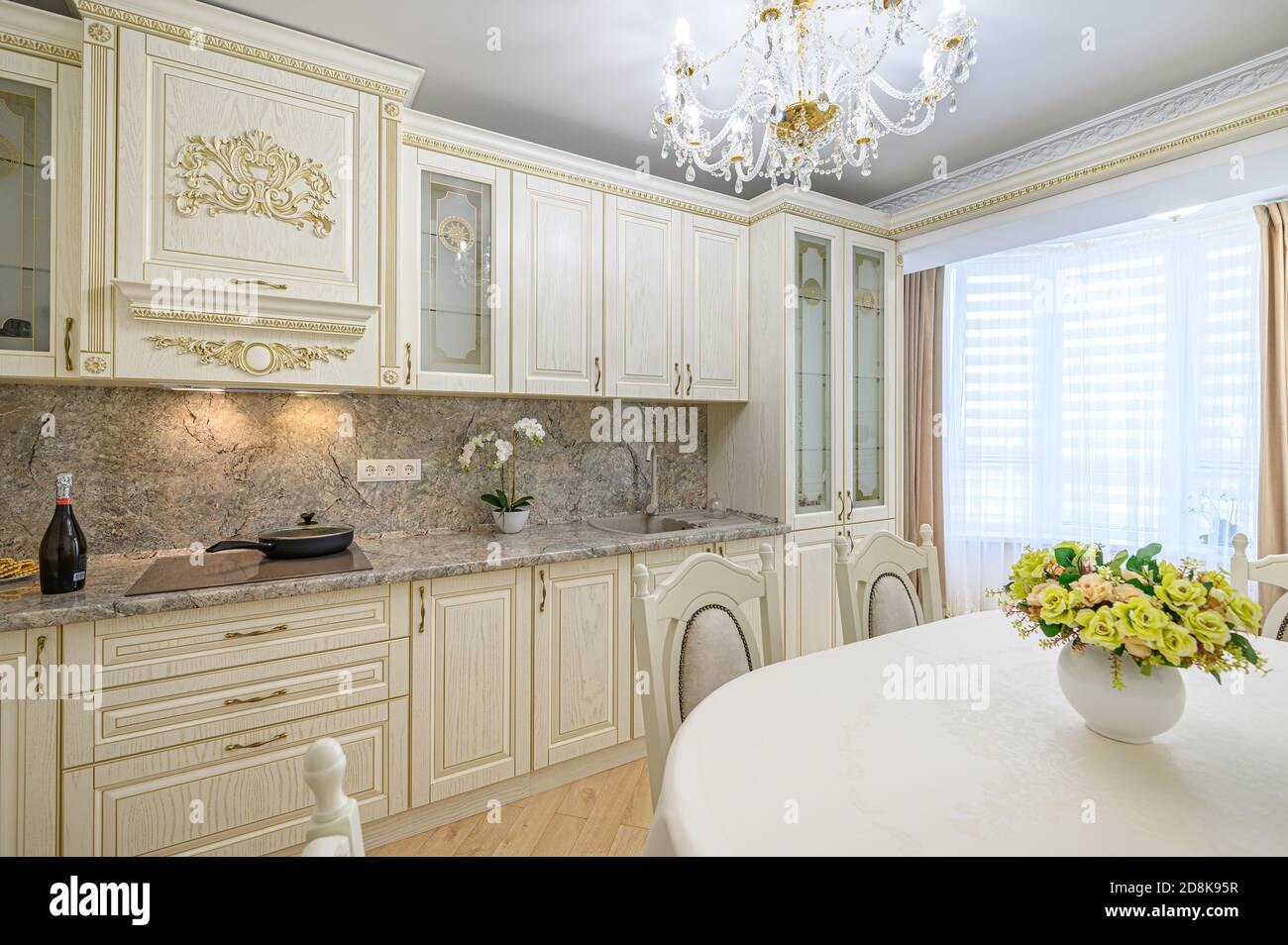 Intérieur luxueux et moderne de cuisine beige néoclassique Banque D'Images
