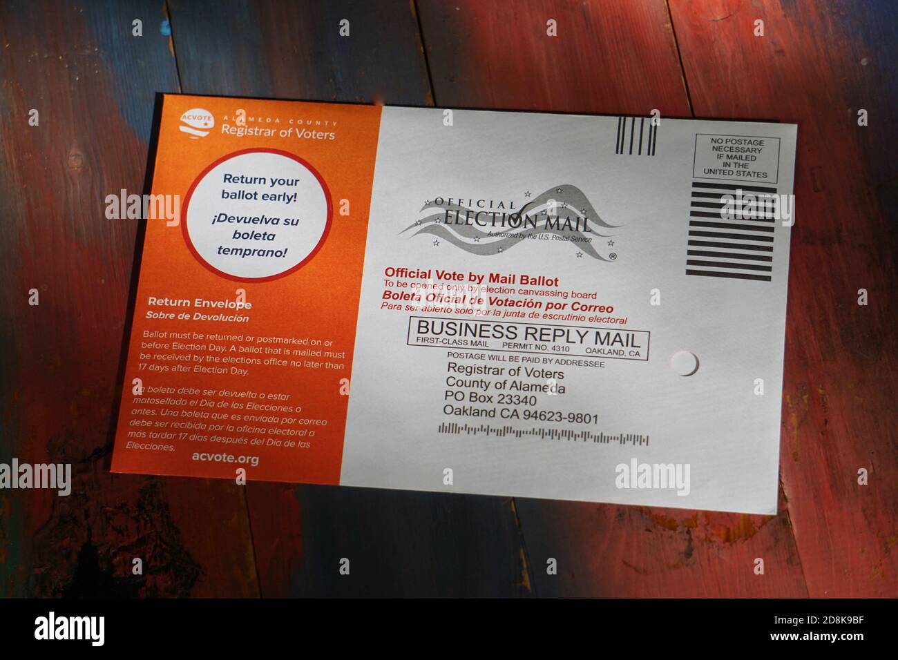 Élection du comté d'Alameda absente ou bulletin postal dans l'enveloppe pour l'élection présidentielle de 2020. Bulletin de vote bilingue au registraire des électeurs. ÉTATS-UNIS Banque D'Images