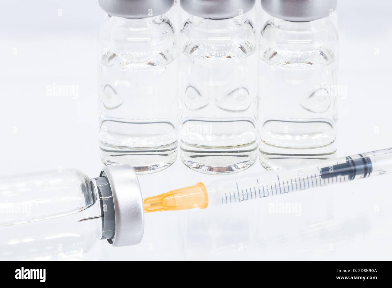 Flacons de vaccin et seringue isolés sur blanc comme concept de vaccination Banque D'Images