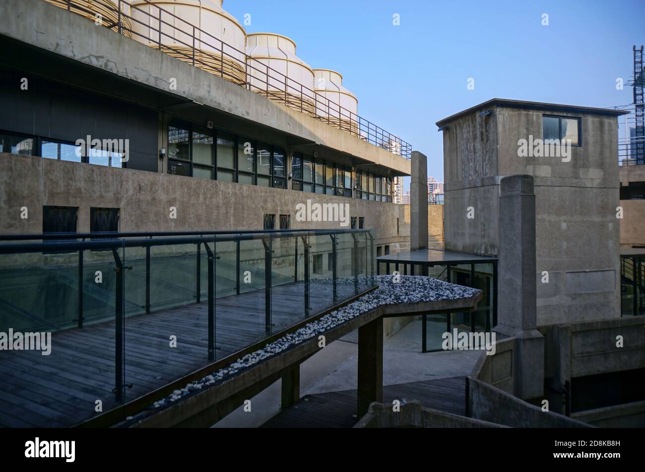 Jardin moderne vide. Barils d'eau sur le toit Banque D'Images