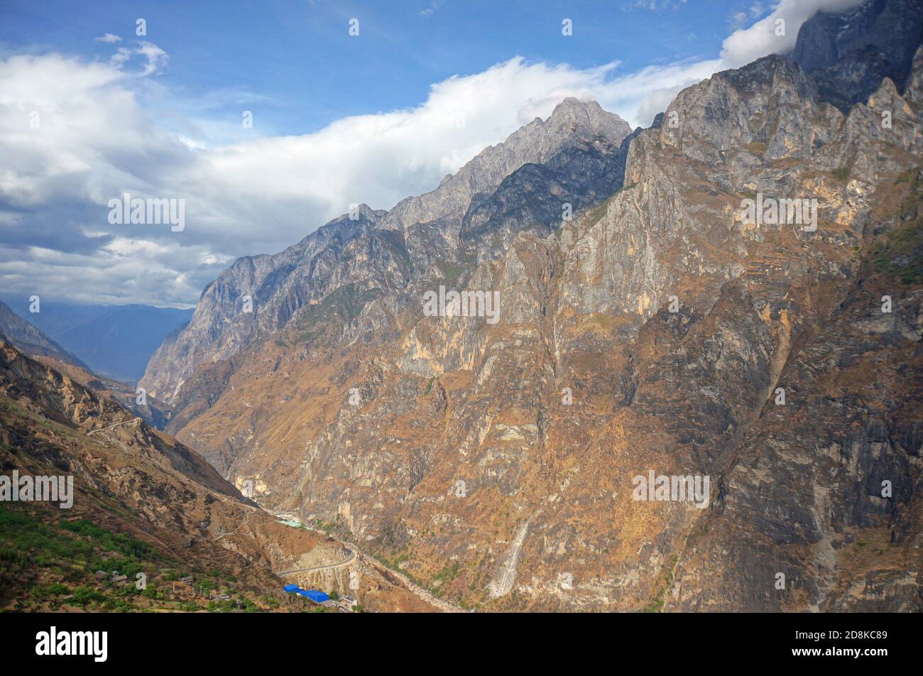 Vue panoramique sur les sommets des montagnes. Formation de roche brune sous ciel nuageux Banque D'Images