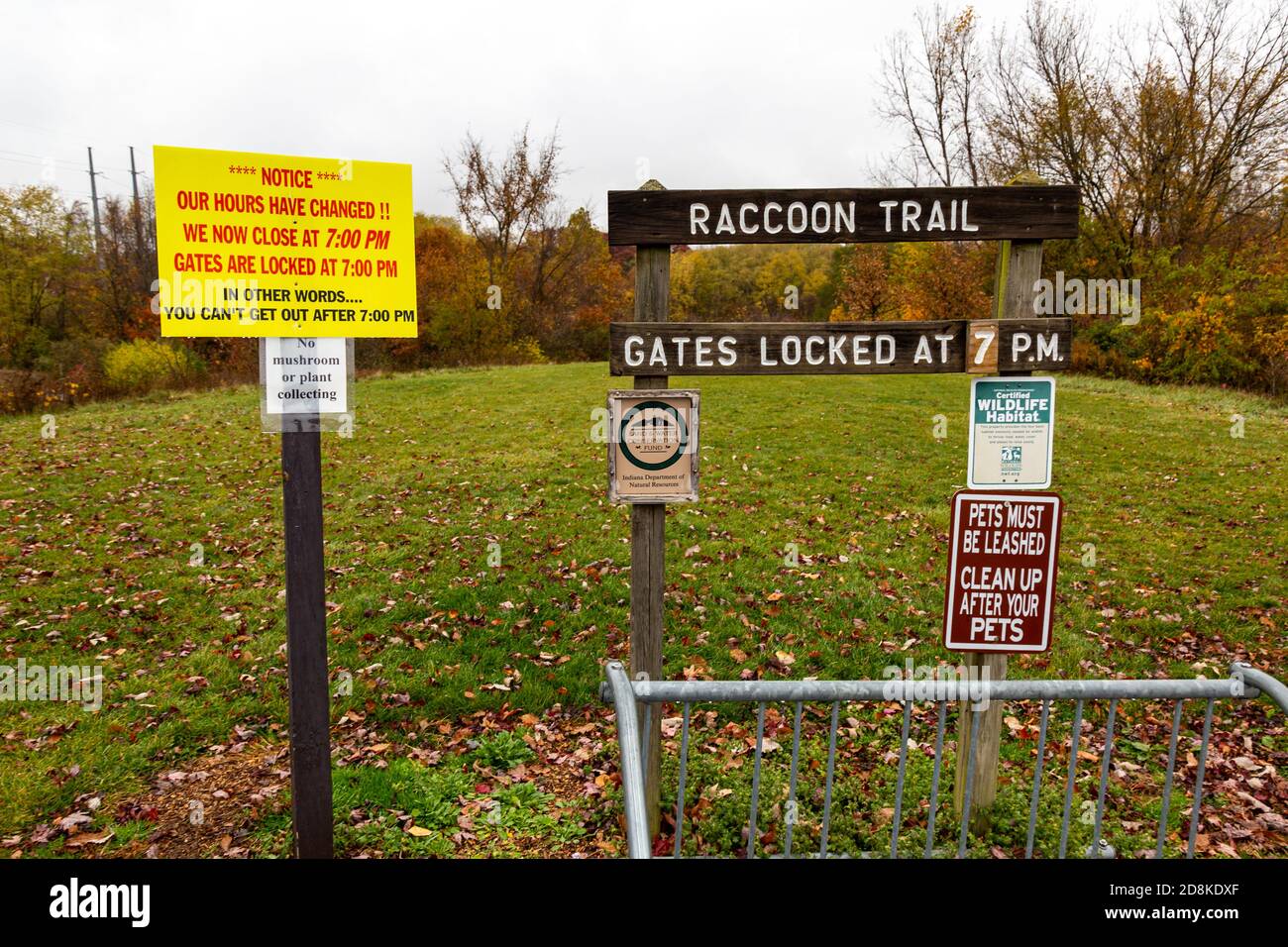 Ces panneaux fournissent une surcharge d'information au parc du comté de Metea, dans le comté d'Allen, Indiana, États-Unis. Banque D'Images