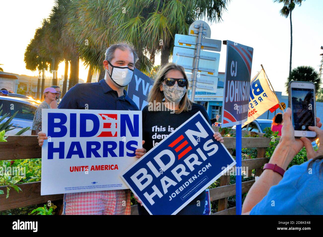 Melbourne, comté de Brevard, Floride. ÉTATS-UNIS. 30 octobre 2020. Quelques jours avant l'élection présidentielle américaine de 2020, les Démocrates de Floride ont organisé un événement de drapeaux à l'heure de pointe et juste avant le coucher du soleil pour soutenir Joe Biden. De nombreuses voitures ont aiguisé leur cornes en faveur de quelques cris grossiers et des gestes de main de la part des partisans de Trump. Crédit : Julian Leek/Alay Live News Banque D'Images