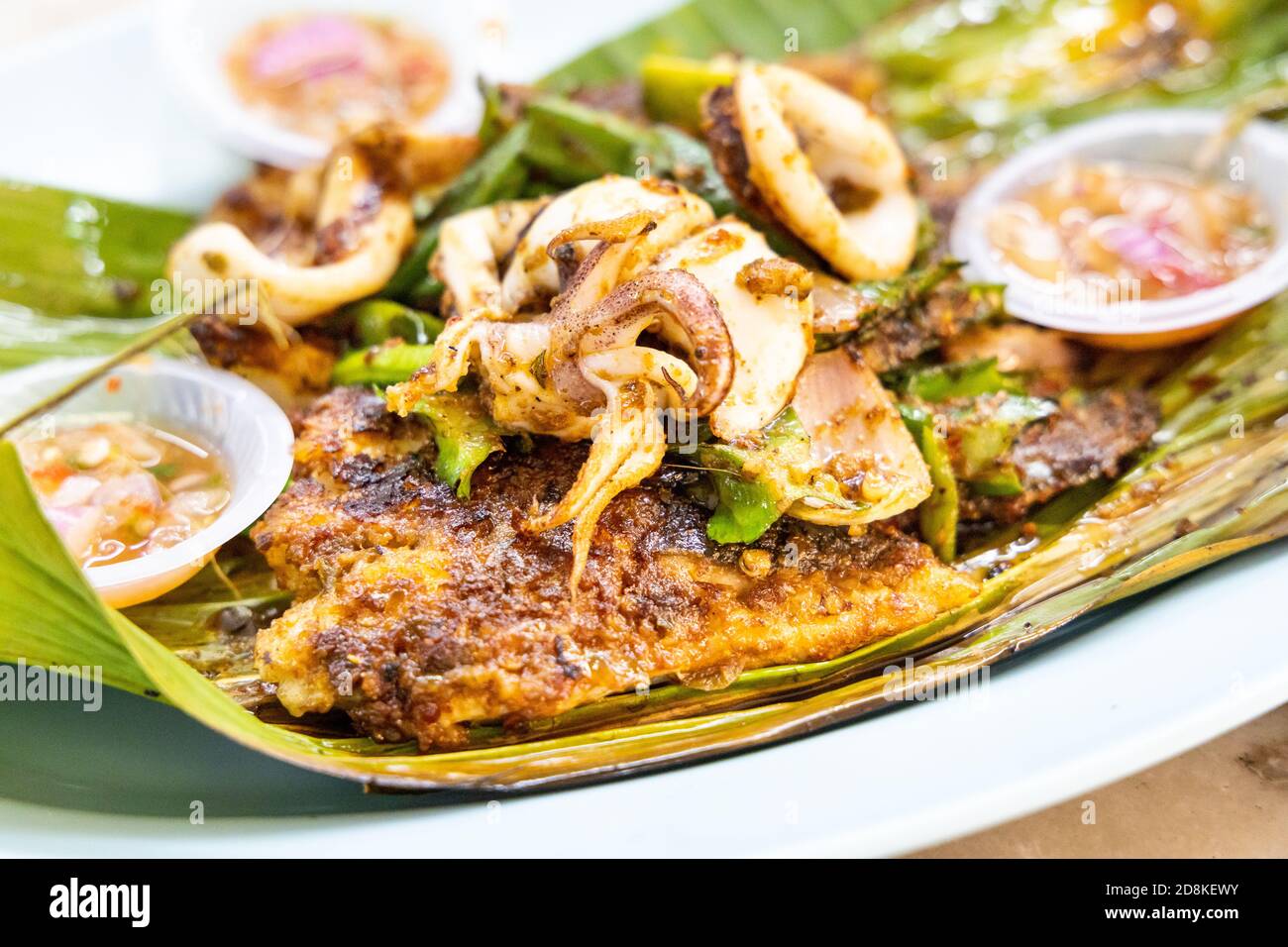 Gros plan de filet de poisson grillé aux épices, spécialité populaire de Malaisie. Banque D'Images