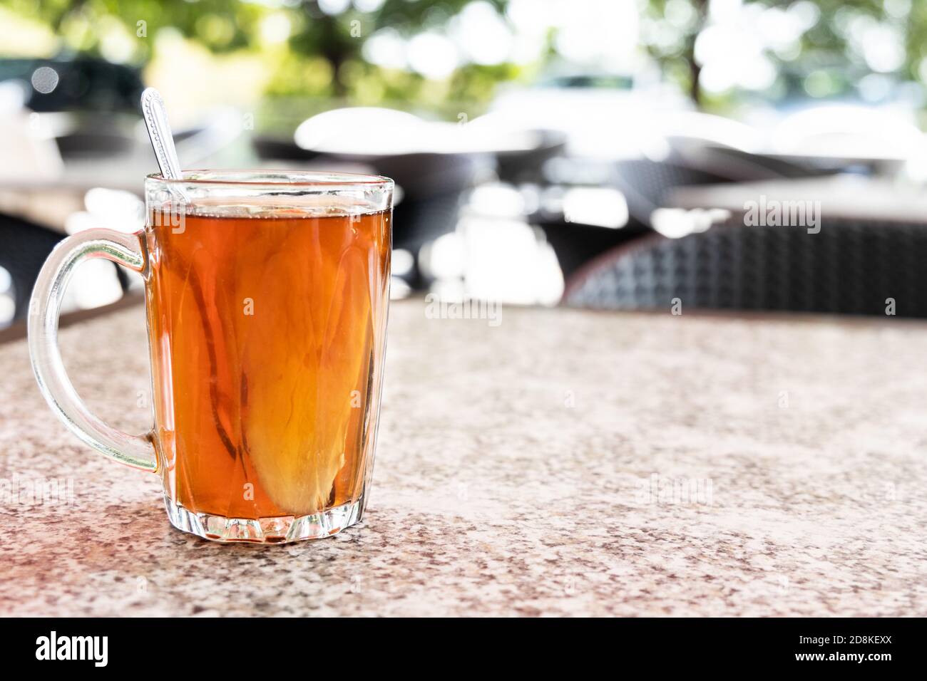 Thé à la racine de gingembre chaud dans un verre transparent bon pour la santé Banque D'Images
