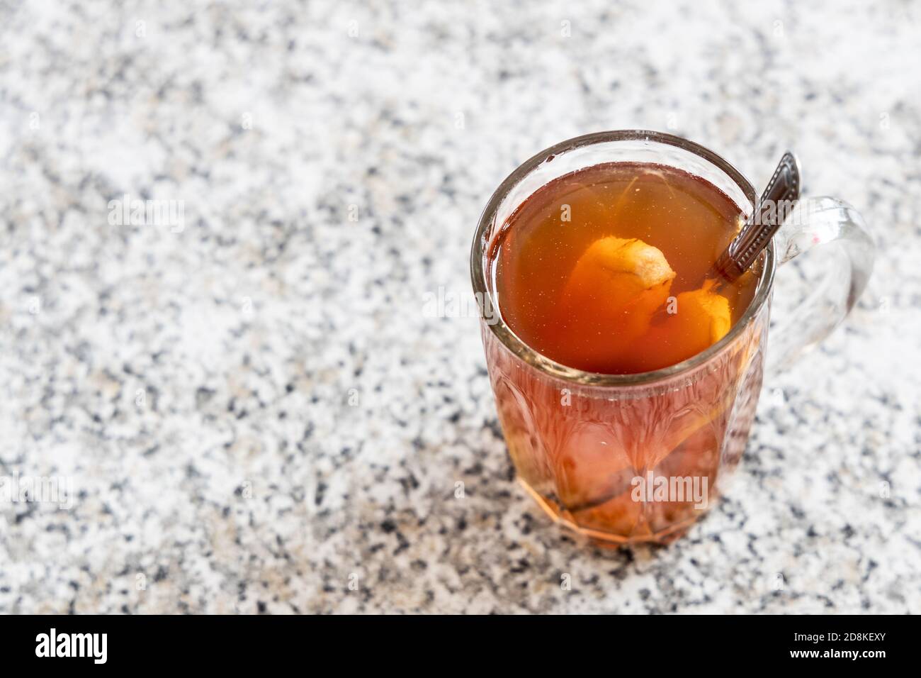 Thé à la racine de gingembre chaud dans un verre transparent bon pour la santé Banque D'Images