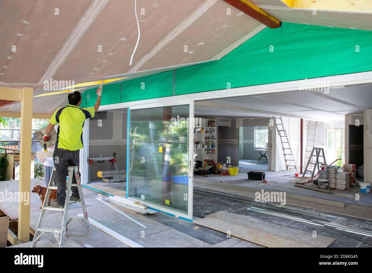Un commerçant installant des plaques de plâtre dans une maison de Sydney en cours de modernisation, Sydney, Australie Banque D'Images