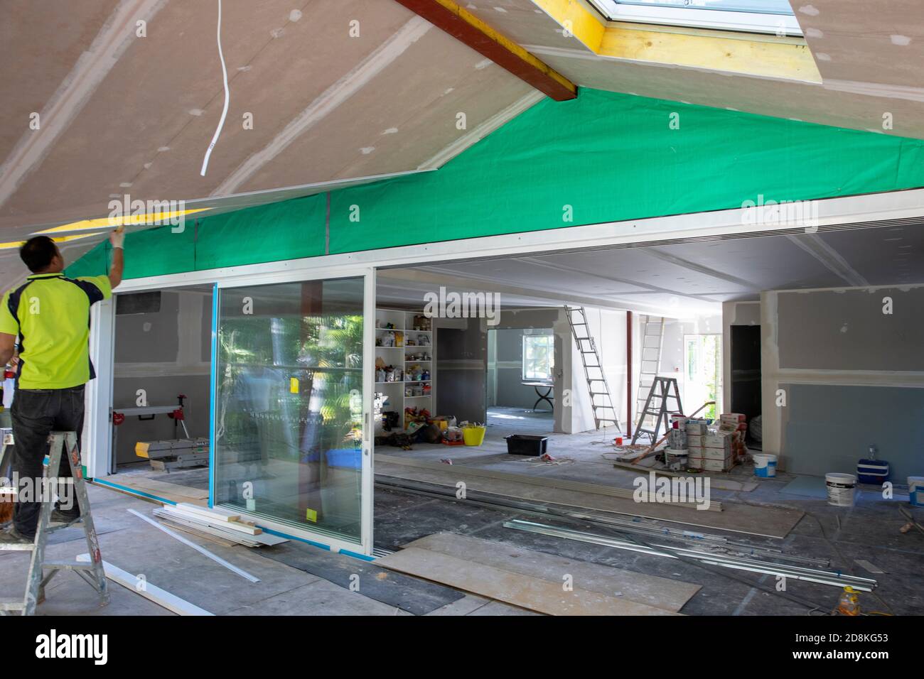 Travaux de rénovation et d'extension de la maison de Sydney alors que le commerçant termine l'installation de placoplâtre, Sydney, NSW, Australie Banque D'Images