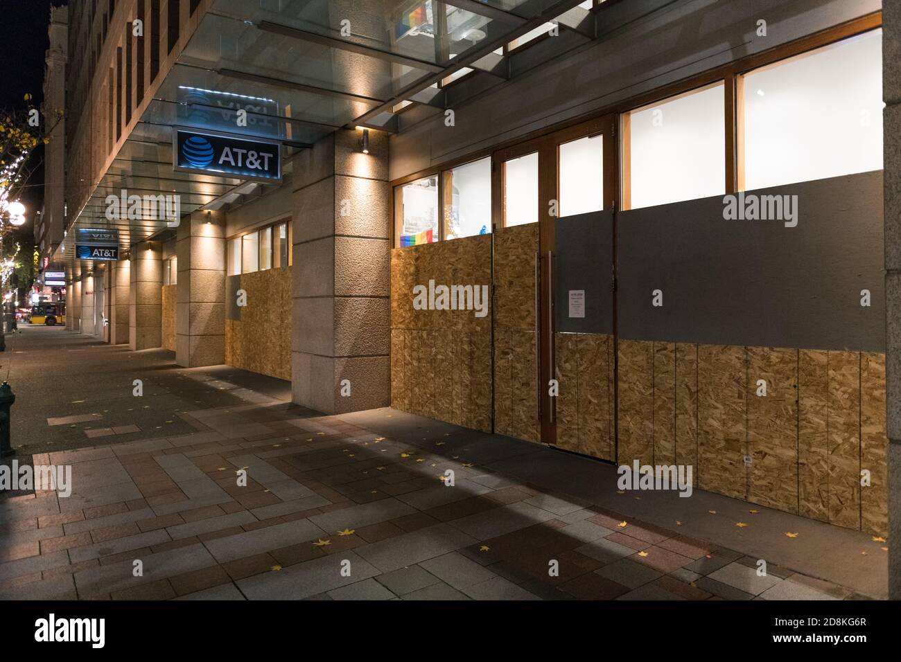 Seattle, États-Unis. 30 octobre 2020. Tôt dans la nuit, le Westlake Center AT&T s'est embarqué pour des troubles électoraux potentiels. Le quartier commerçant du centre-ville de Westlake a été le site de manifestations contre la justice raciale qui se sont transformées en émeutes plus tôt en été. Crédit : James Anderson/Alay Live News Banque D'Images