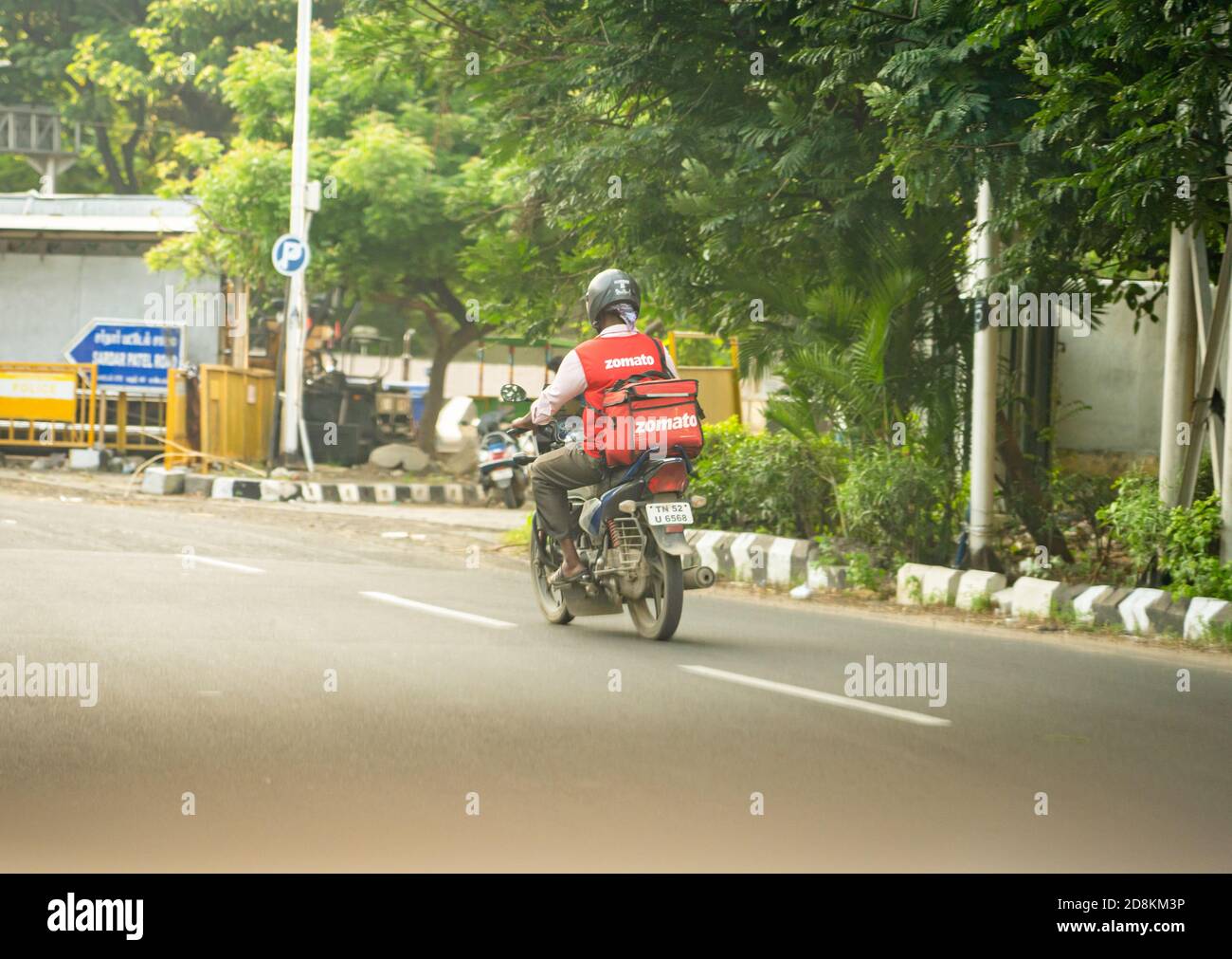 Un liveur Zomato à vélo pour livrer de la nourriture dans un restaurant. Banque D'Images