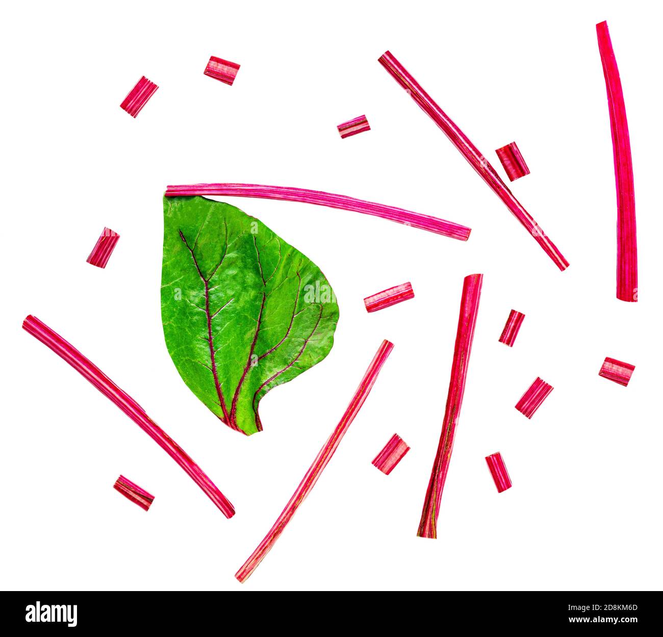 Mise en page créative faite de Rhubarb frais ou de Rheum avec tiges, feuilles et morceaux de légumes coupés isolés sur fond blanc. Vue de dessus. Pose à plat Banque D'Images