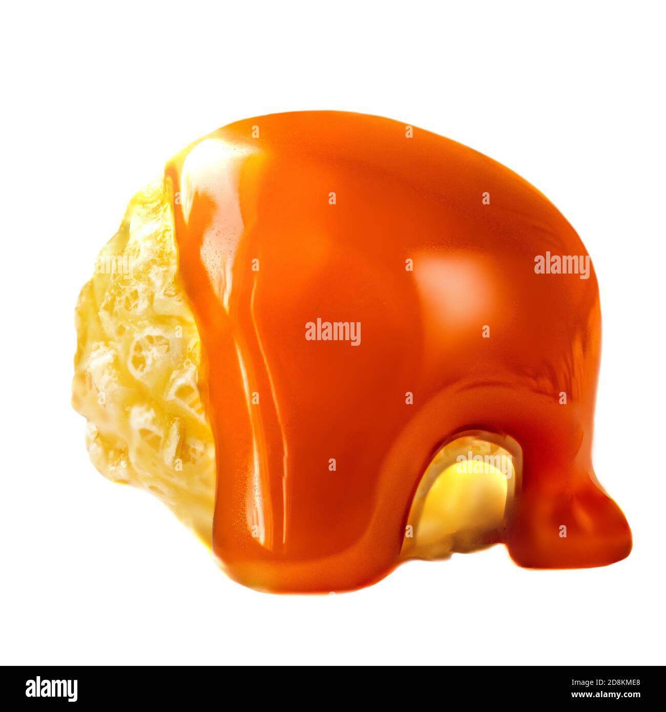 Morceau de pop-corn avec sauce caramel isolé sur fond blanc. Maïs salé Pop macro. Banque D'Images