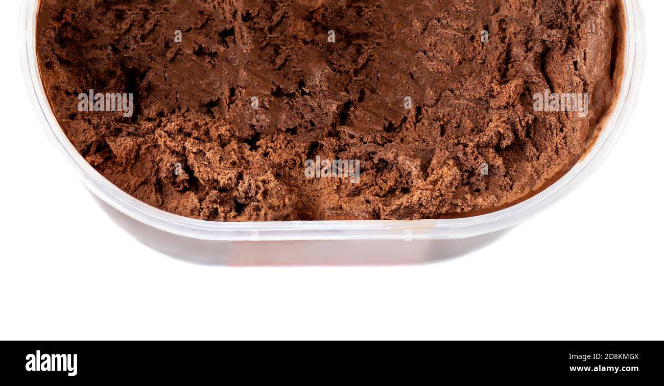 Glace au chocolat dans un récipient isolé sur fond blanc. Banque D'Images