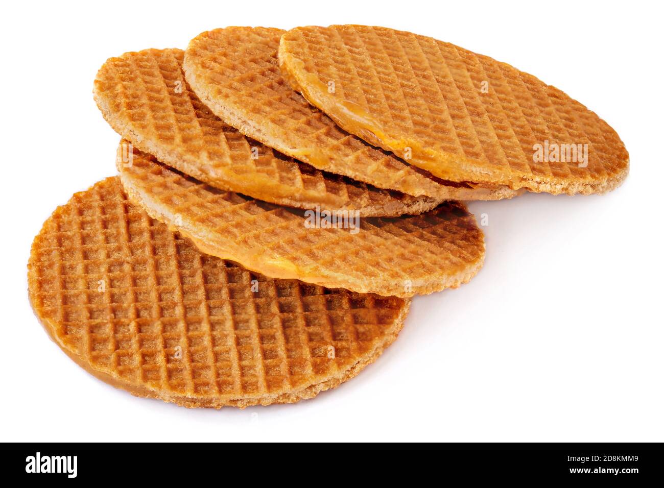Gaufre hollandaise au caramel avec chapelure et sauce caramel, stropwafel rond isolé sur fond blanc. Concept abstrait de la nourriture douce. Banque D'Images
