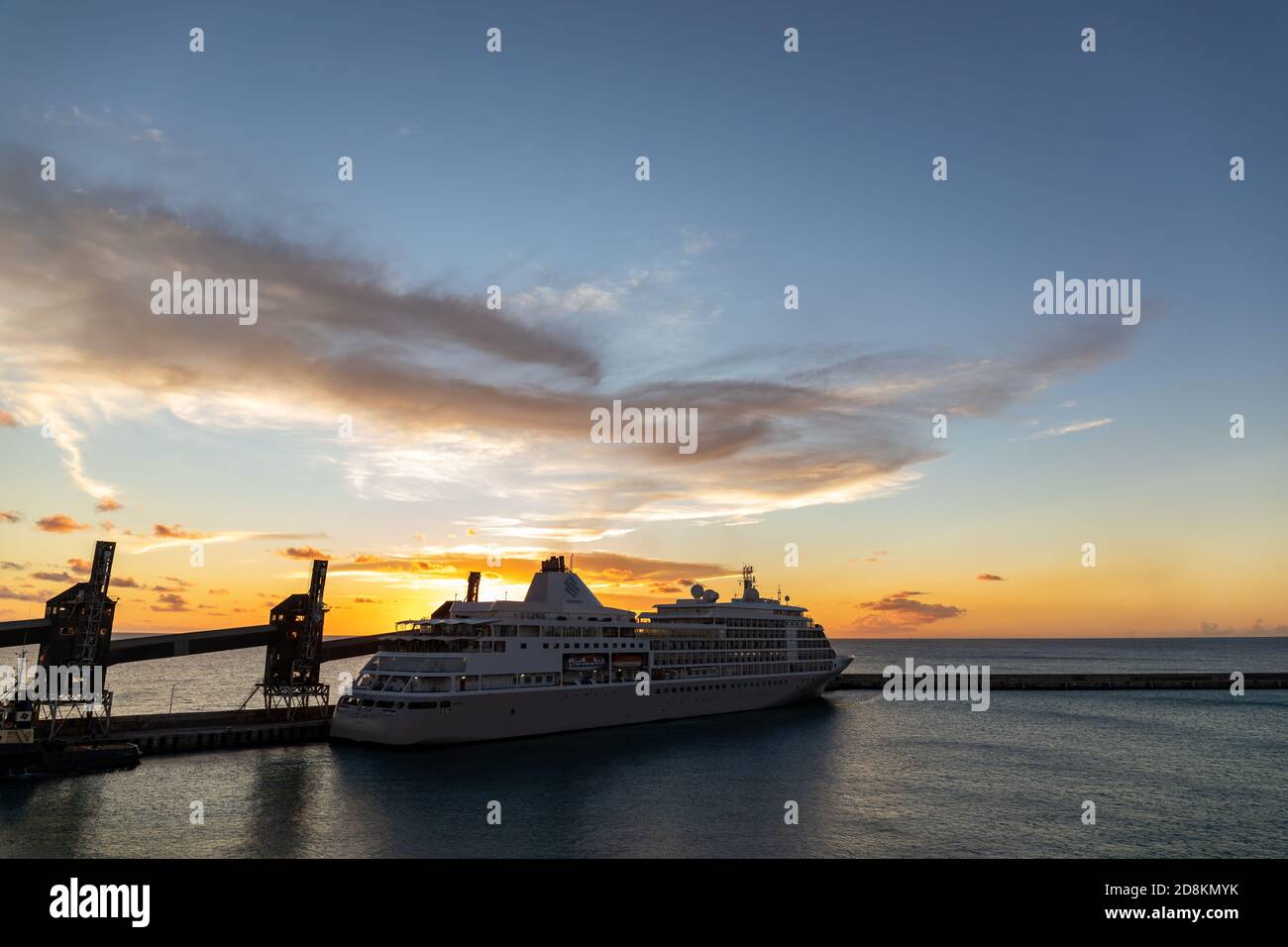 07 JANVIER 2020 - bateau de croisière au coucher du soleil à Bridgetown Harbour, Barbade Banque D'Images