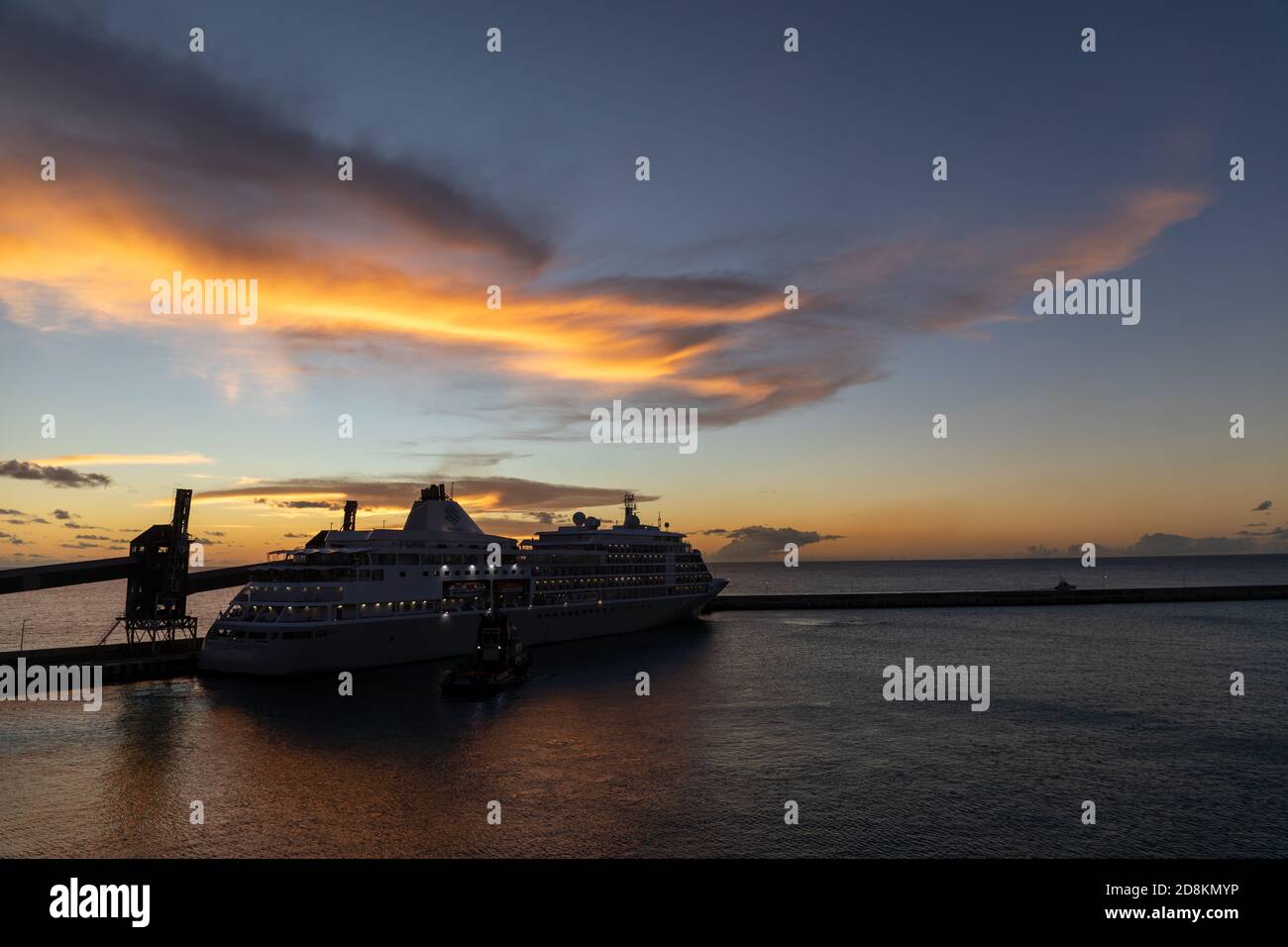 07 JANVIER 2020 - bateau de croisière au coucher du soleil à Bridgetown Harbour, Barbade Banque D'Images