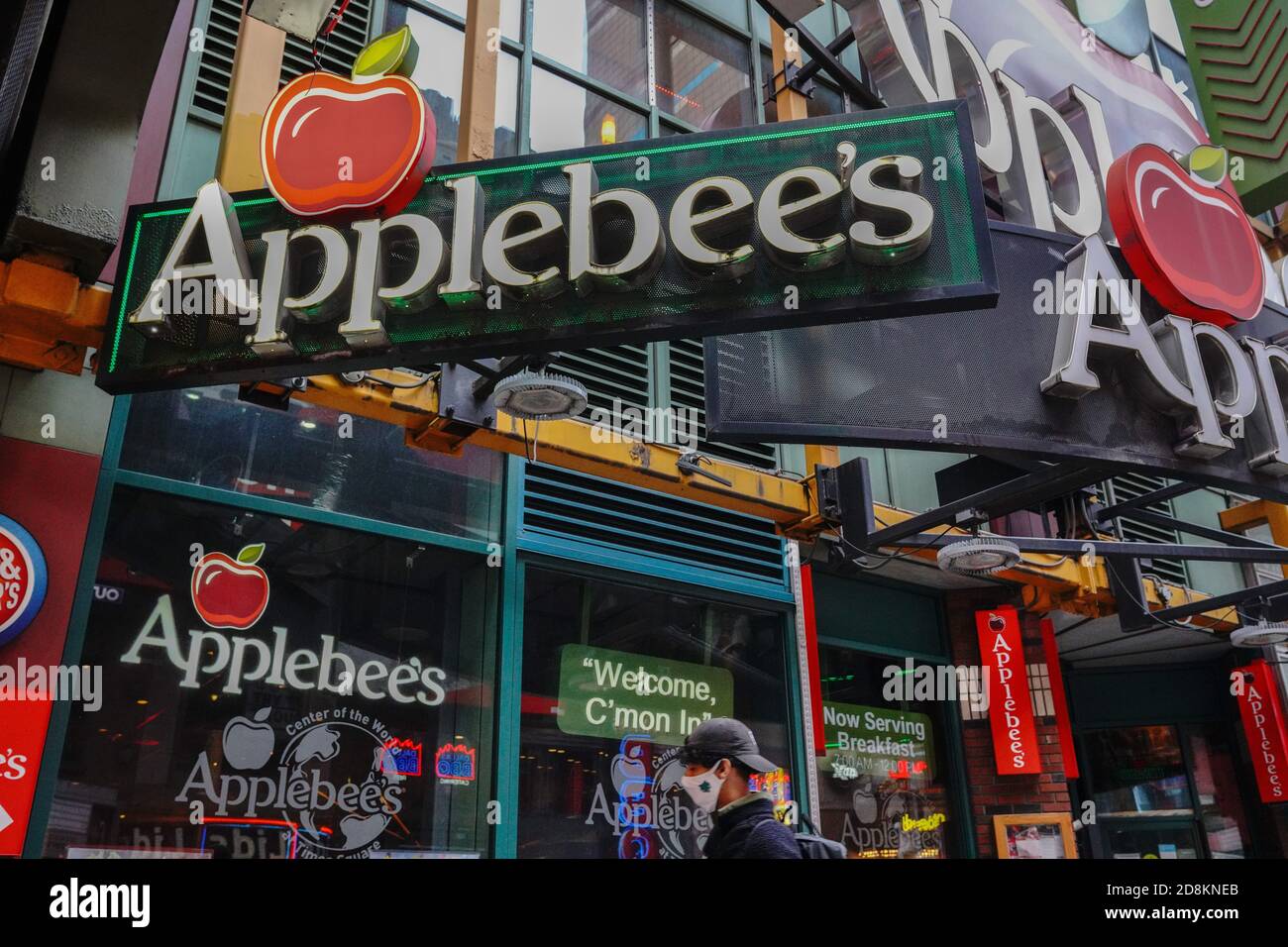 New York, États-Unis. 30 octobre 2020. Le logo d'Applebee est visible dans l'une de leurs succursales.Applebee's Neighborhood Grill devrait fermer 15 succursales en permanence au cours du quatrième trimestre, le franchiseur Dine Brands Global alerté les investisseurs mercredi. Crédit : SOPA Images Limited/Alamy Live News Banque D'Images