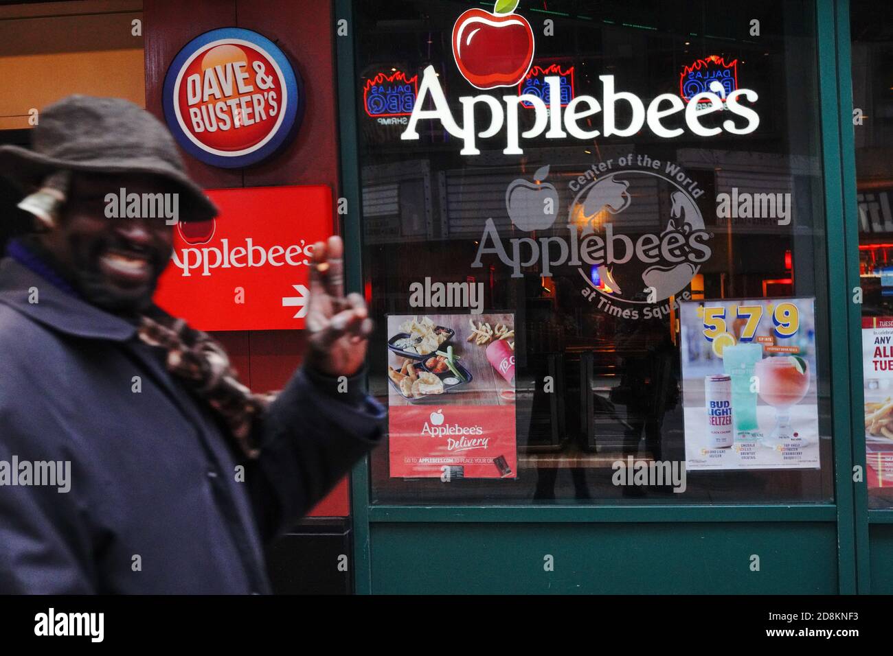 New York, États-Unis. 30 octobre 2020. Le logo d'Applebee est visible dans l'une de leurs succursales.Applebee's Neighborhood Grill devrait fermer 15 succursales en permanence au cours du quatrième trimestre, le franchiseur Dine Brands Global alerté les investisseurs mercredi. Crédit : SOPA Images Limited/Alamy Live News Banque D'Images
