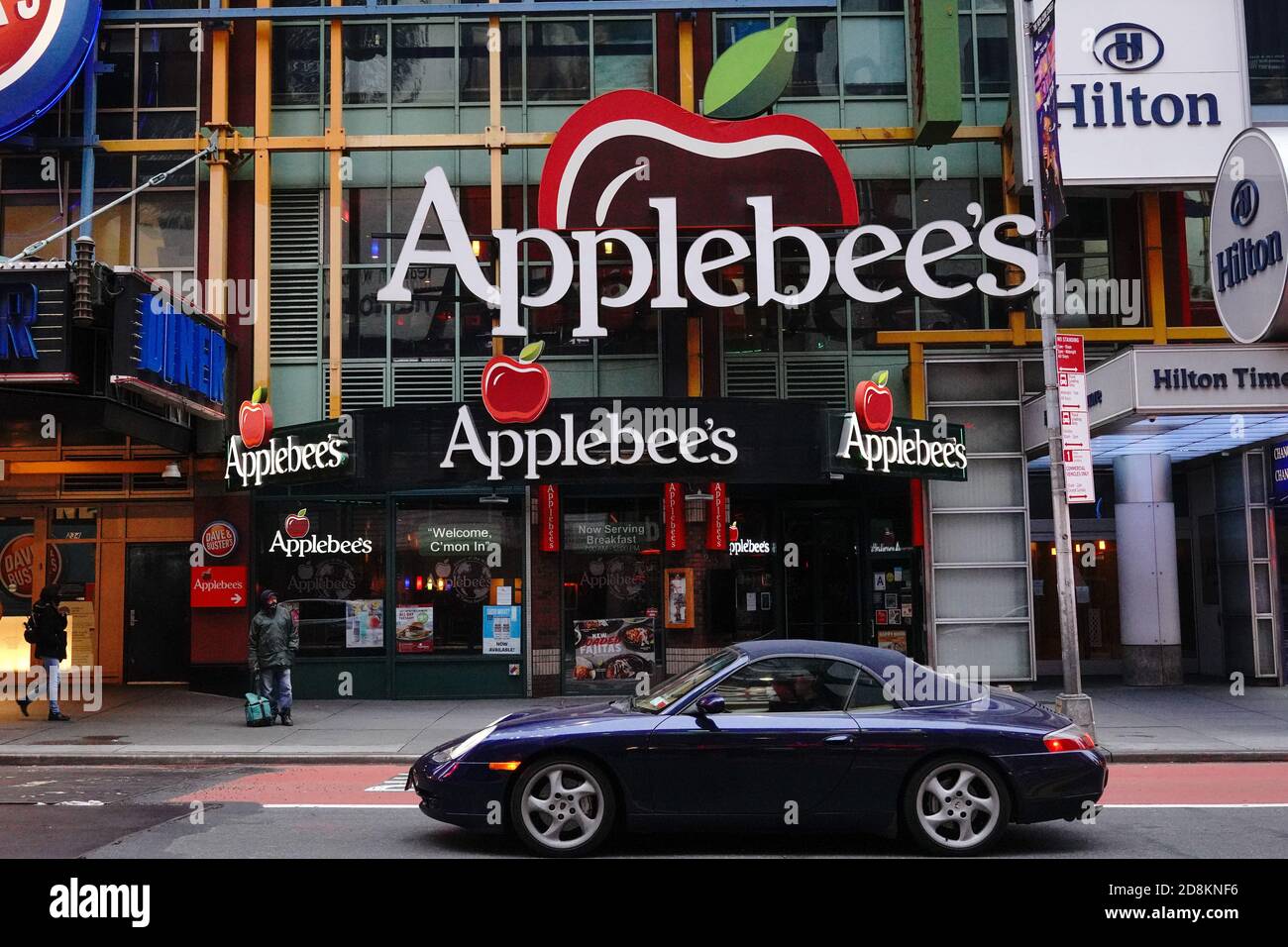 New York, États-Unis. 30 octobre 2020. Le logo d'Applebee est visible dans l'une de leurs succursales.Applebee's Neighborhood Grill devrait fermer 15 succursales en permanence au cours du quatrième trimestre, le franchiseur Dine Brands Global alerté les investisseurs mercredi. Crédit : SOPA Images Limited/Alamy Live News Banque D'Images