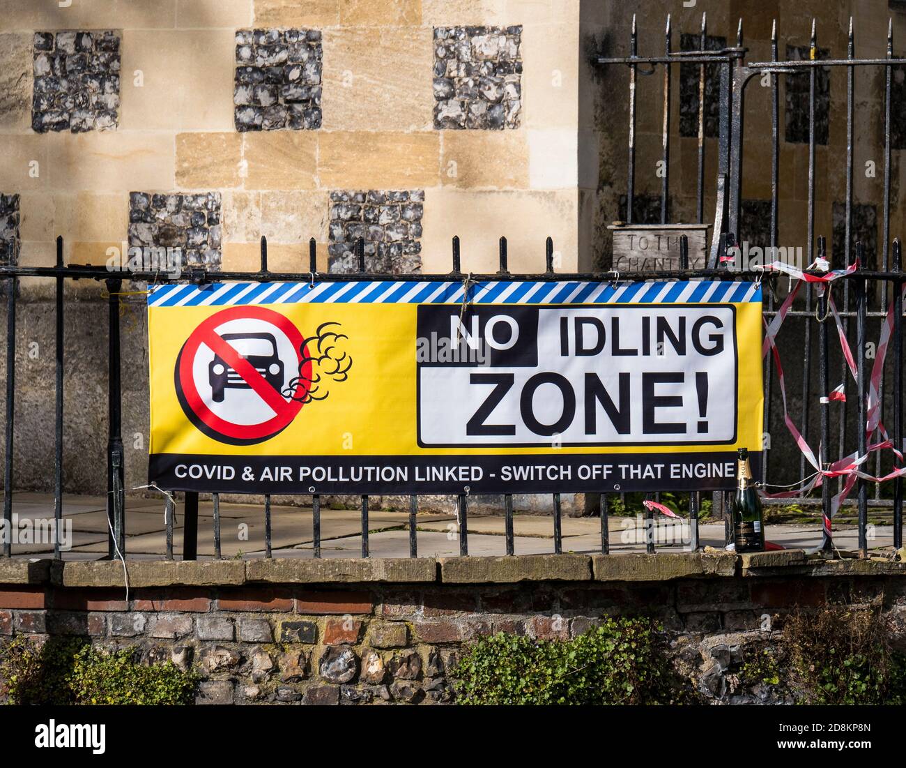 Panneau pour No idling zone, Making Link with Covid 19, Henley-on-Thames, Oxfordshire, Angleterre, Royaume-Uni, GB. Banque D'Images