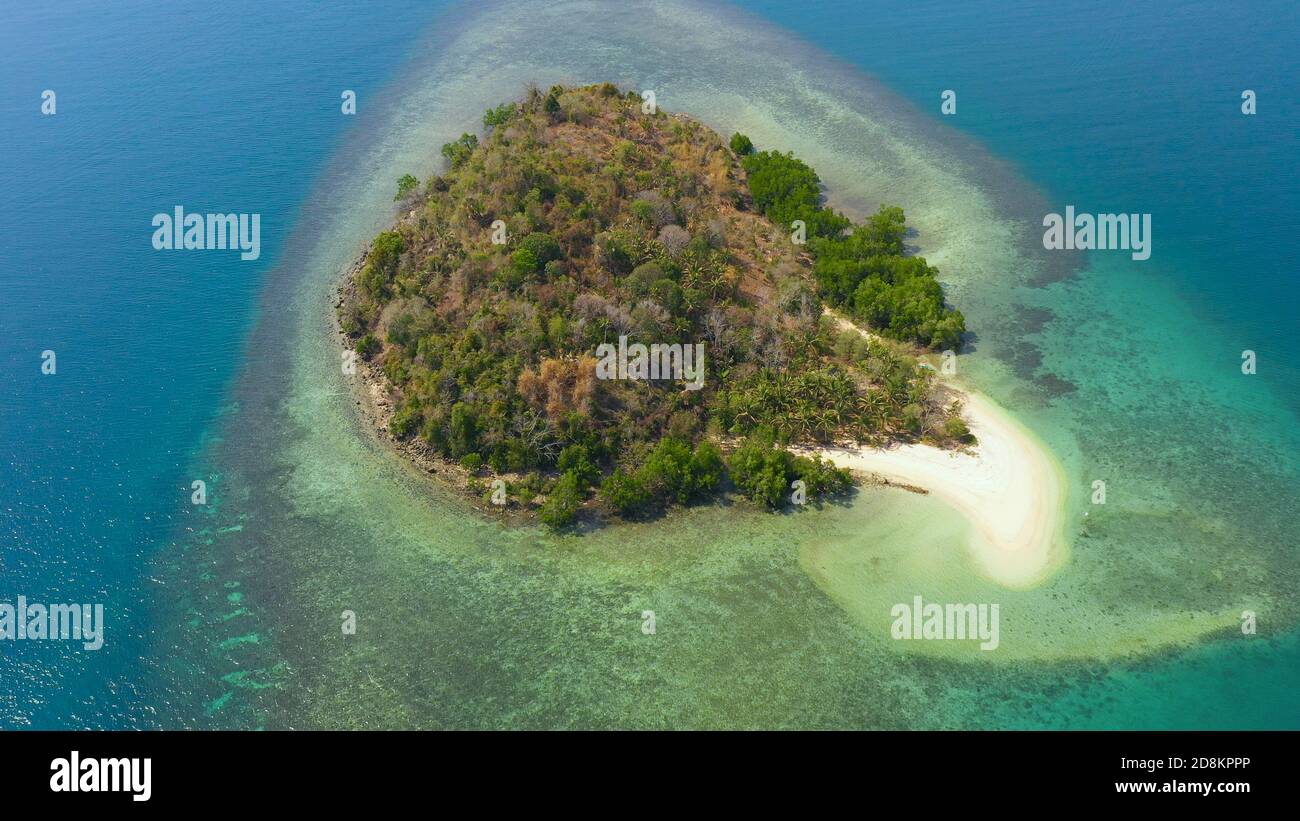 Vue aérienne sur la mer avec belle plage et île tropicale de Siloadang. Mindanao, Philippines. Banque D'Images