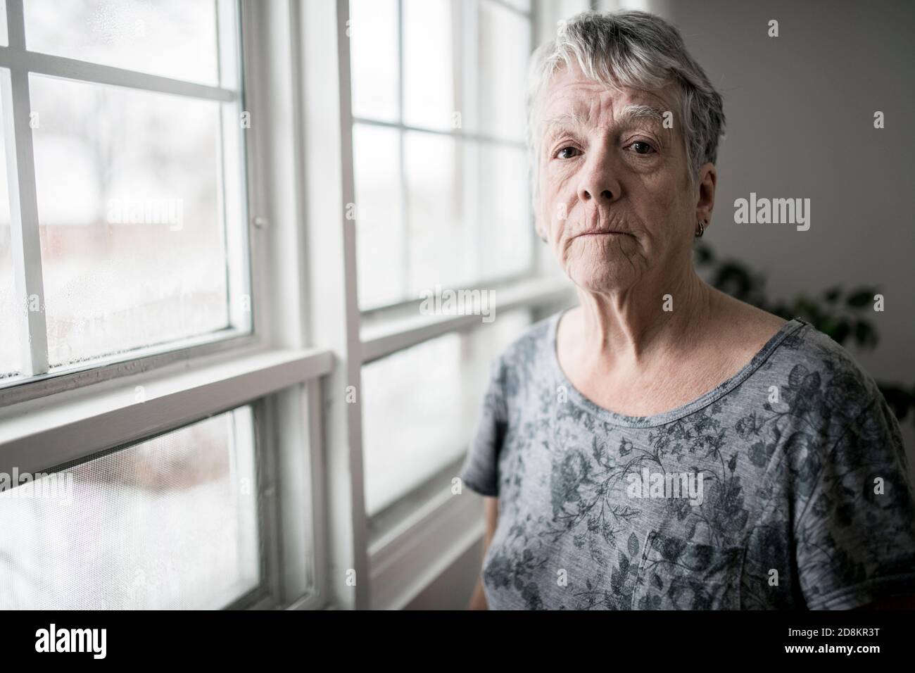 Un triste solitaire de 70 ans senior dans l'appartement est Banque D'Images