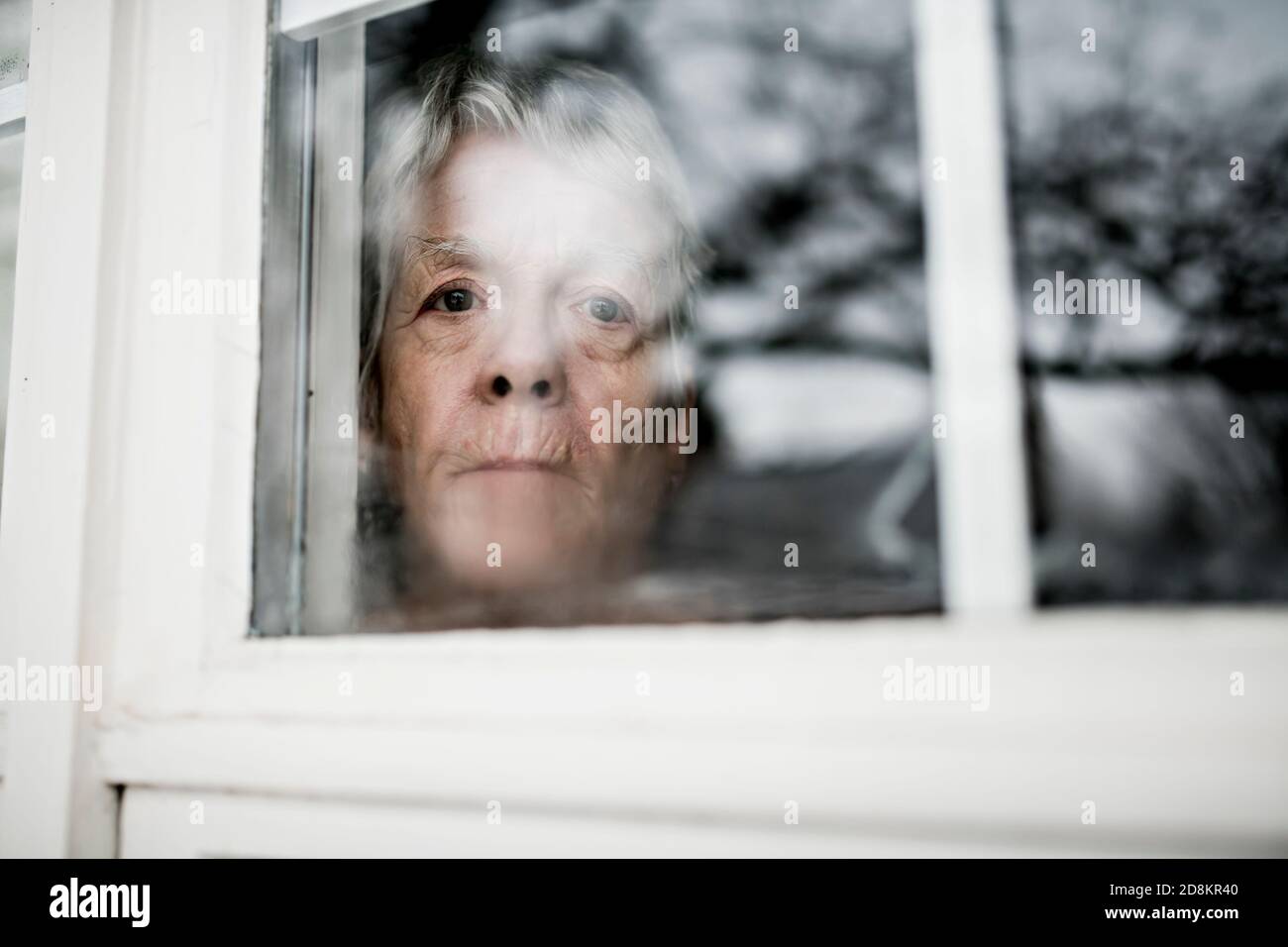 Un triste solitaire de 70 ans senior dans l'appartement est Banque D'Images
