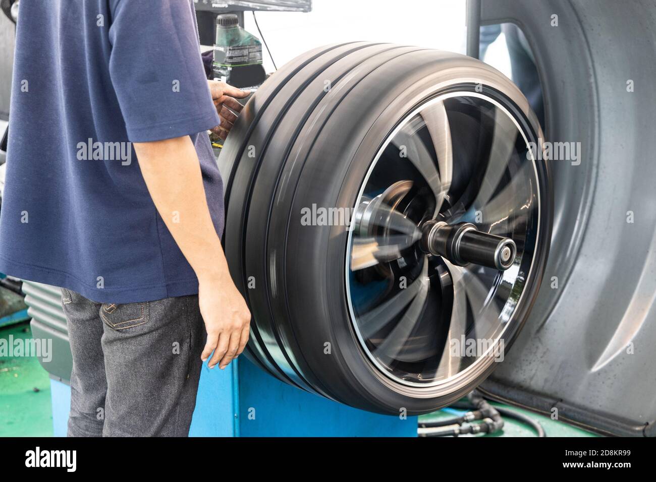Série de pneus d'équilibrage de travail avec machines d'équilibrage de roue Banque D'Images