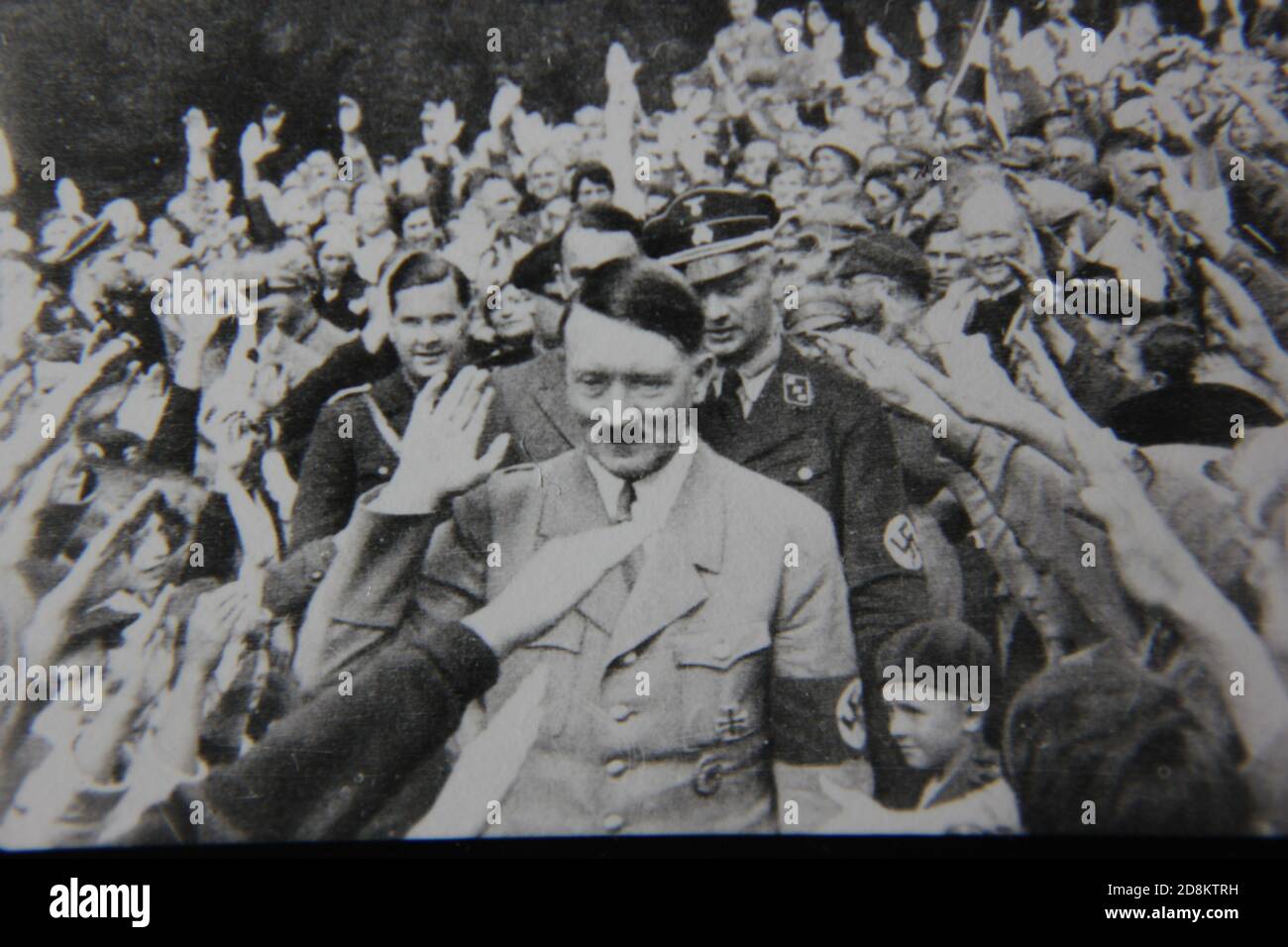 Belle photographie en noir et blanc vintage des années 1970 d'Adolph Hitler parlant aux soldats allemands pendant la Seconde Guerre mondiale Banque D'Images