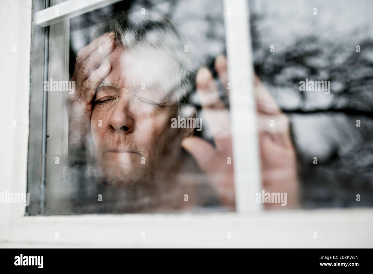 Un triste solitaire de 70 ans senior dans l'appartement est Banque D'Images
